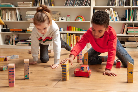 Jungen und Mädchen spielen mit Robotern für Kinder