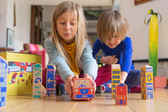Junge und Mädchen spielen mit Cody Block-Robotern für Kinder