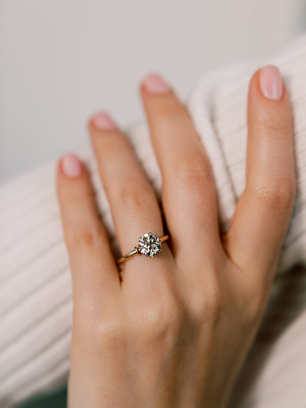 Can I see chunky rings on small(ish) hands or longer fingers plz? :  r/Moissanite