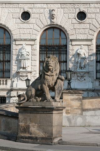 La statue du Lion de la forteresse de Budapest