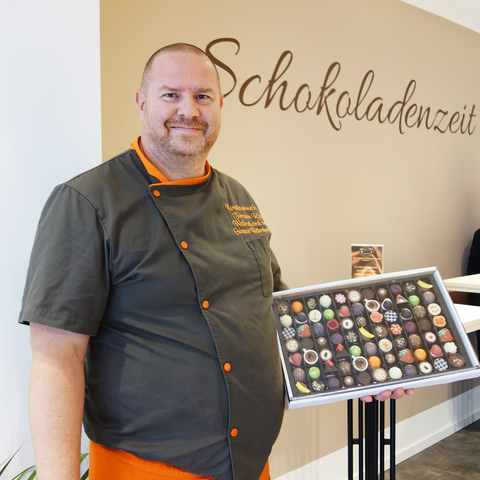 Torsten Riel präsentiert Pralinen der Schokoladenmanufaktur Riehl Greifswald