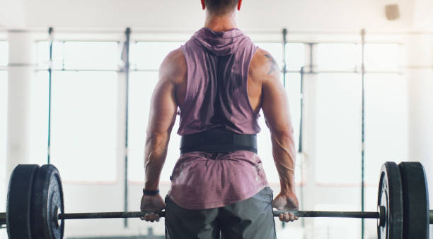 man wearing lifting belt during deadlift