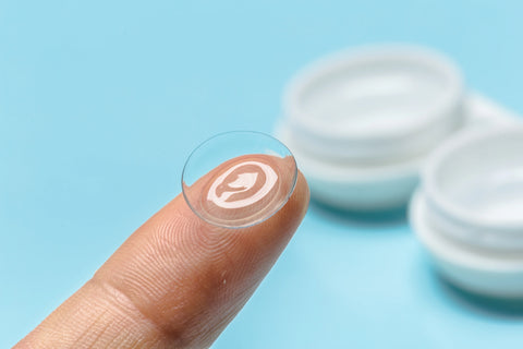 hand with contact lens