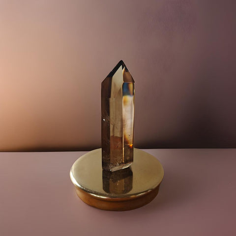 Photo d'une pointe de citrine sur un socle en laiton - achat de citrine en ligne