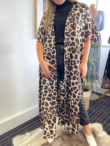 Full-print leopard print kimonos add a touch of glamour to your workwear