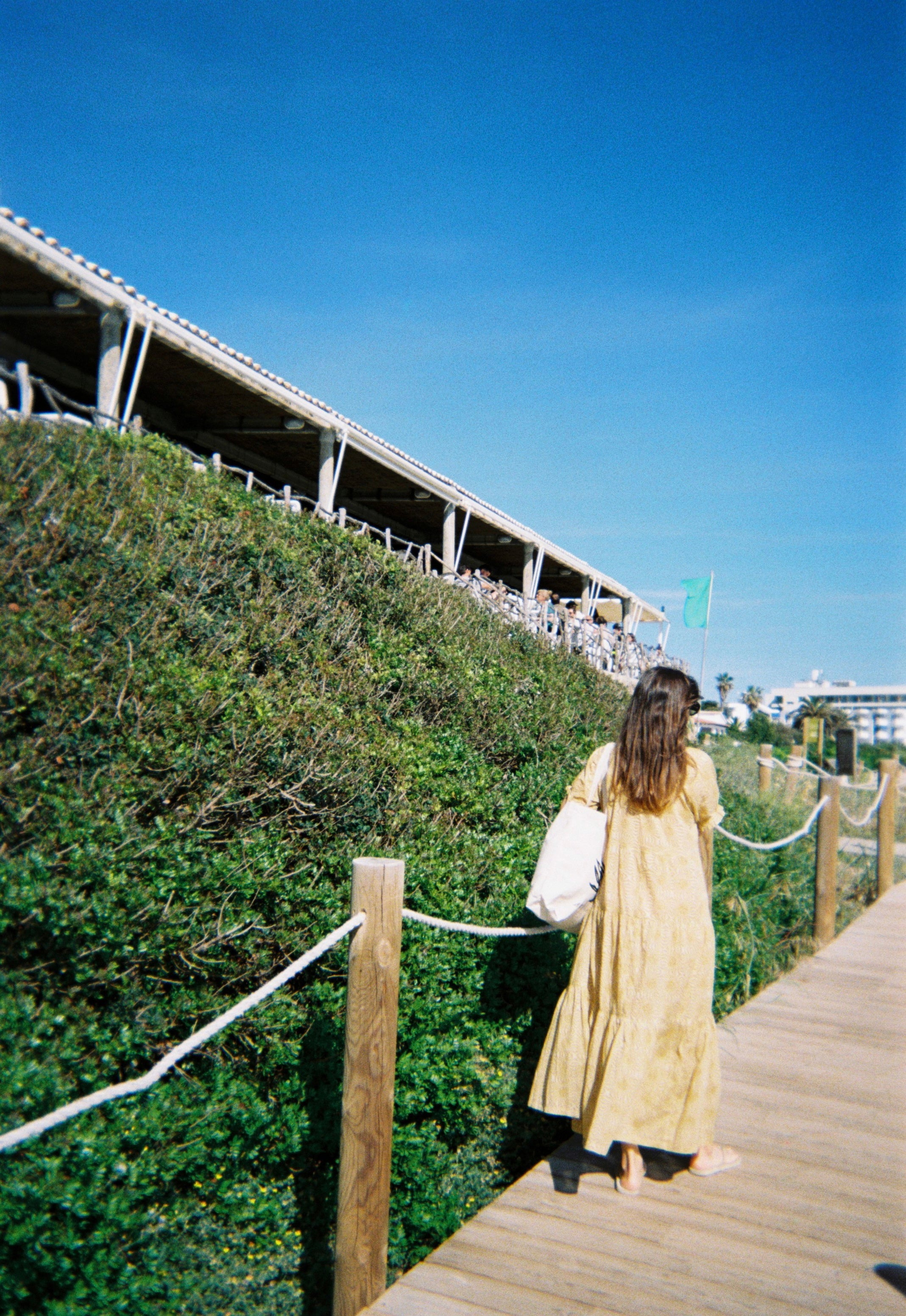 Júlia viviendo libre en Menorca con el vestido Soles - Natura