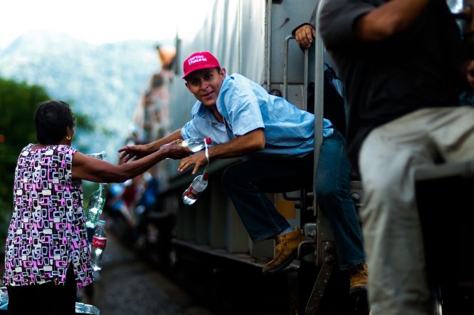 Las mujeres que dan la mano a migrantes