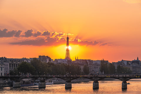 Soleil derrière la Tour Eiffel à Paris