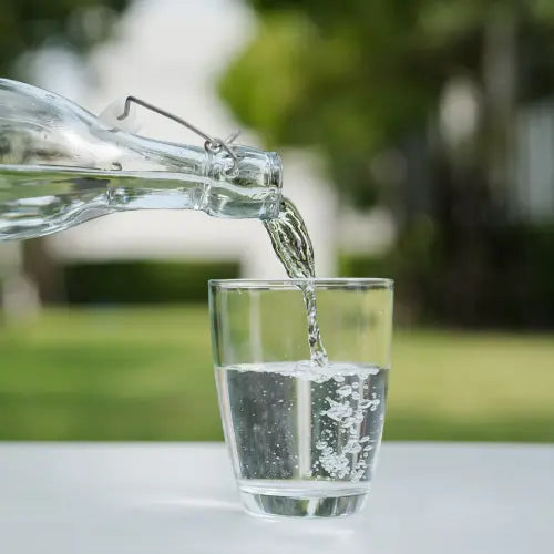 Bouteille d'eau et verre d'eau rempli