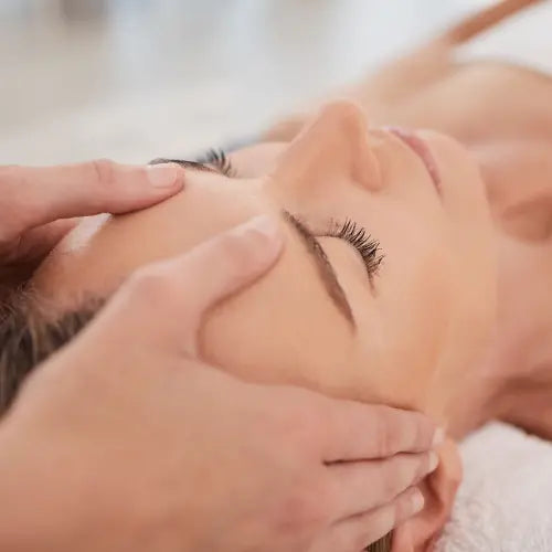 Femme recevant un massage sur le visage 