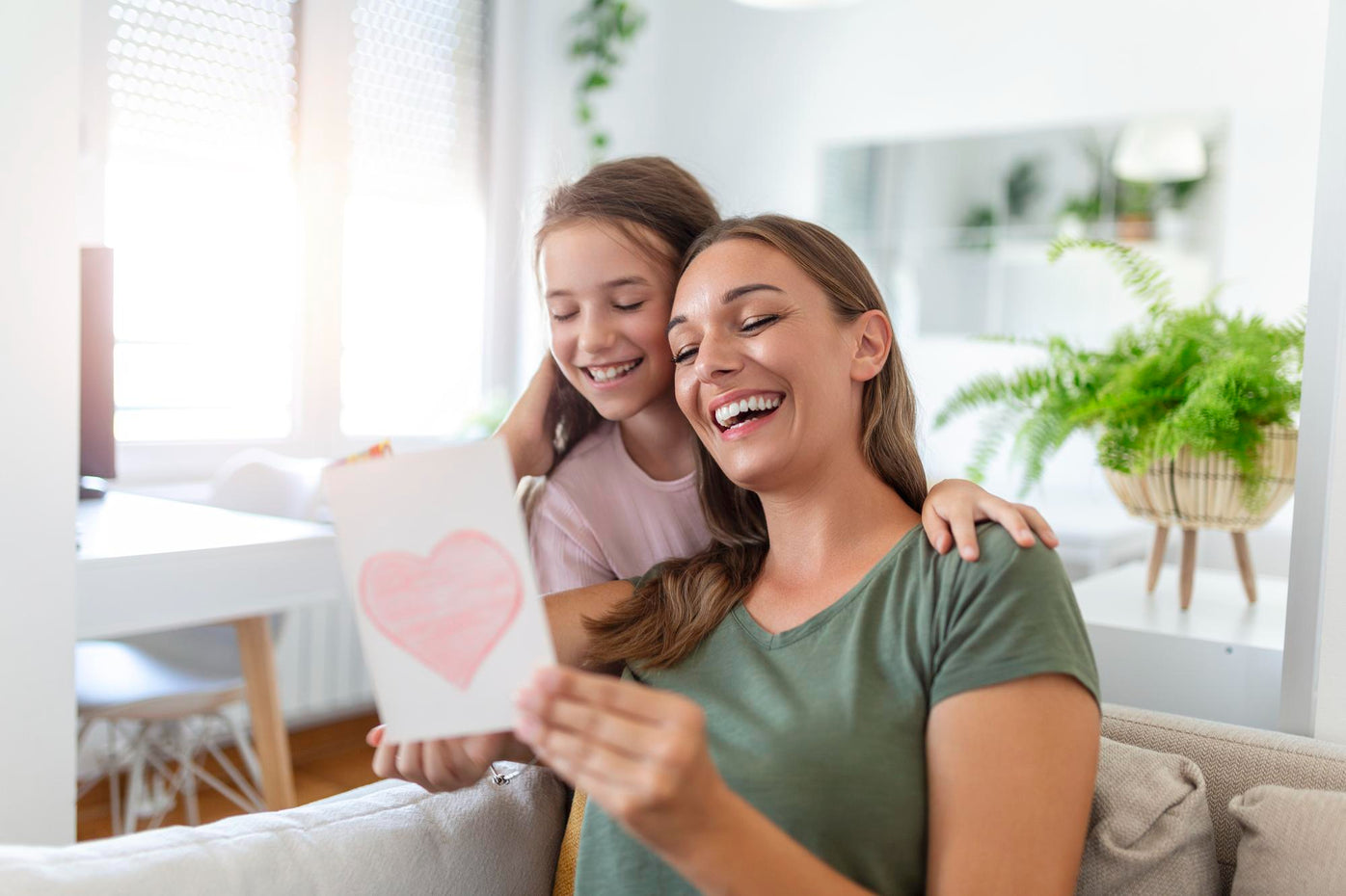 Imagem de capa com os dizeres: &quot;Produtos para mães: venda com as dicas da Mama+&quot;. Abaixo, está o logo da Shopify. À direita da imagem, há uma ilustração de uma janela de navegador e, dentro da janela, há uma foto de um chá da Mama+.