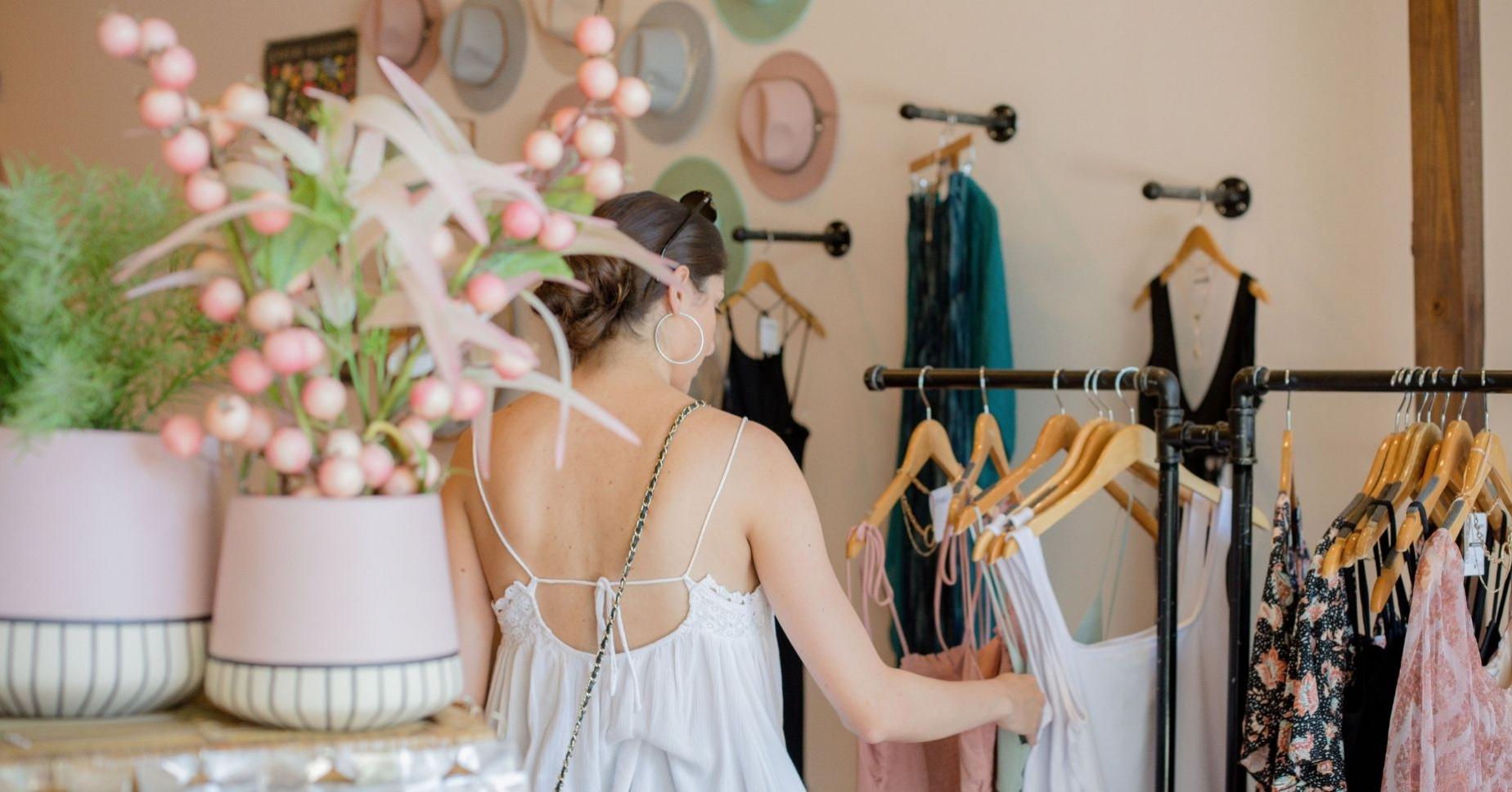 Compra por impulso: mulher fazendo compras de roupas.