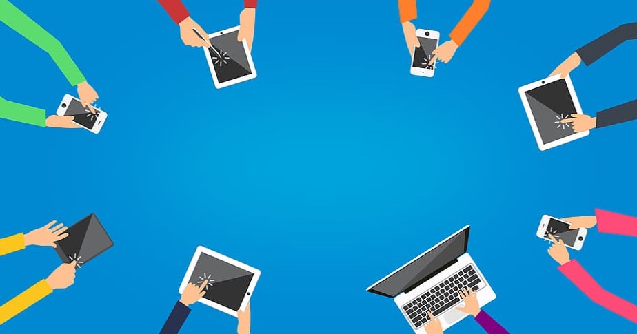 ilustração de várias pessoas trabalhando em laptops, celulares e tablets