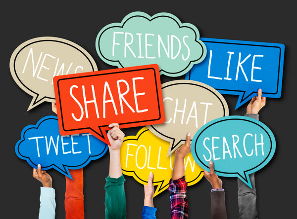 braços segurando balões de texto escritos com ações de social selling em redes sociais, como shares, like, search, tweet etc