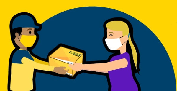 ilustração de entregador dos correios de máscara fazendo entrega de pacote sedex dos correios para mulher de máscara