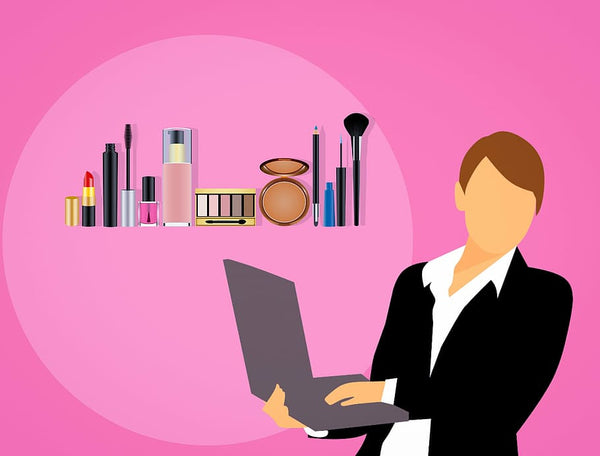 ilustração de mulher de negócios segurando um laptop com itens de maquiagem ao fundo