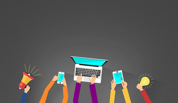 ilustração de várias pessoas reunidas com megafone, celular, laptop, tablet e uma lâmpada com cifrão em fundo azul
