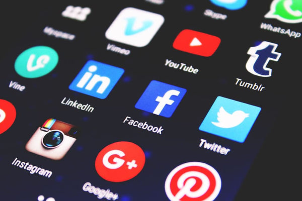 tela de dispositivo móvel mostrando ícones das redes sociais como instagram, linkedin, facebook, pinterst, youtube, entre outras