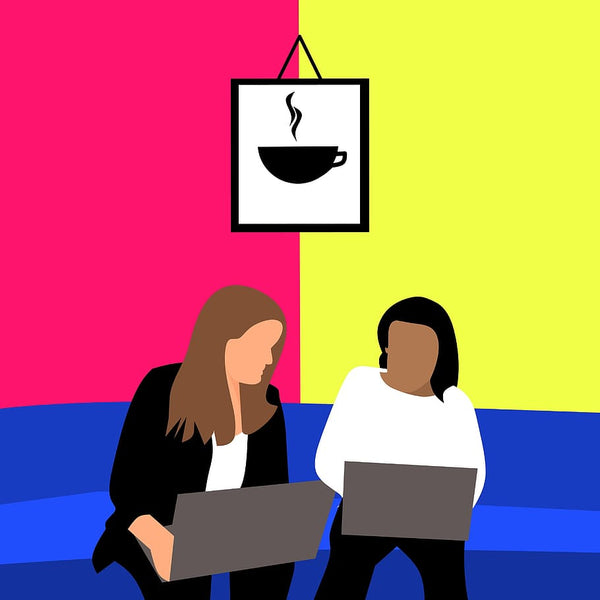 ilustração de duas mulheres conversando em cafeteria enquanto conferem algo no laptop