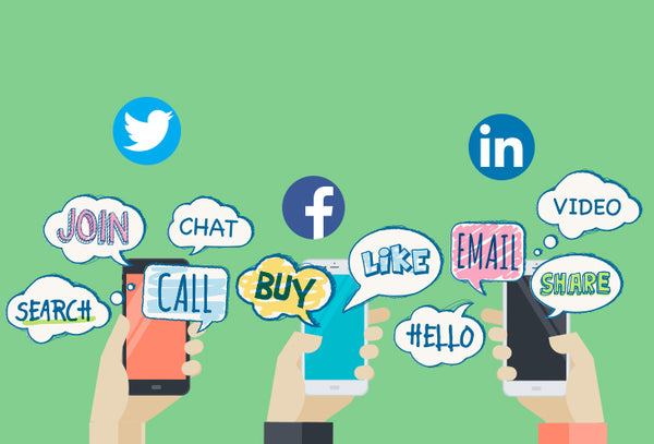 mãos segurando celulares com balões de texto saindo das telas com ações de social sellimg, como join, search, call, buy, like etc., além de símbolos de redes sociais ao redor