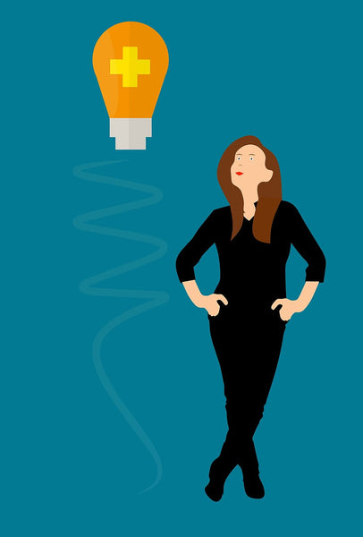 ilustração de mulher olhando para sua ideia em forma de lâmpada