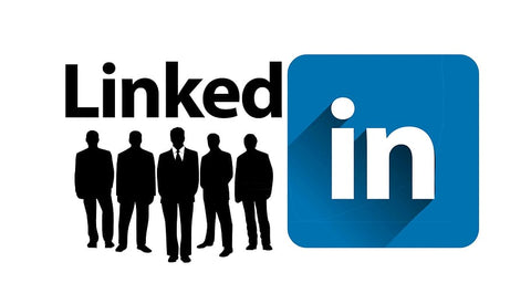 homens de negócios com o logo do linkedin, que é uma rede social muito usada para social selling