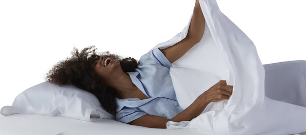 mulher deitada sobre colchão e travesseiro da marca zissou, loja parceira da shopify