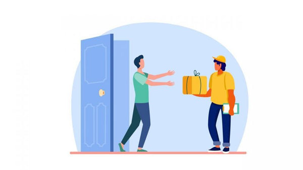 ilustração de entregador dos correios segurando uma prancheta entregando encomenda para homem na porta de casa