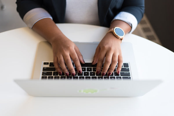 mulher digita no laptop no espaço de trabalho