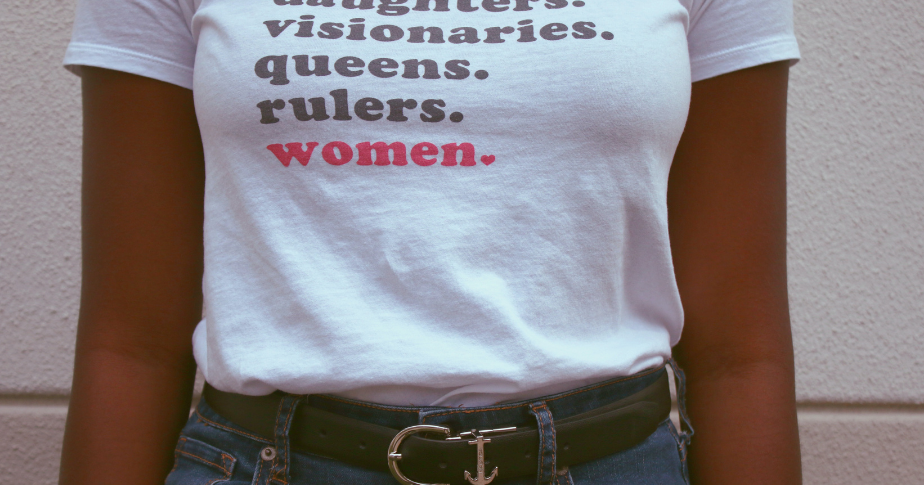 Como abrir uma loja de camisetas: mulher vestindo uma camiseta com frases empoderadoras