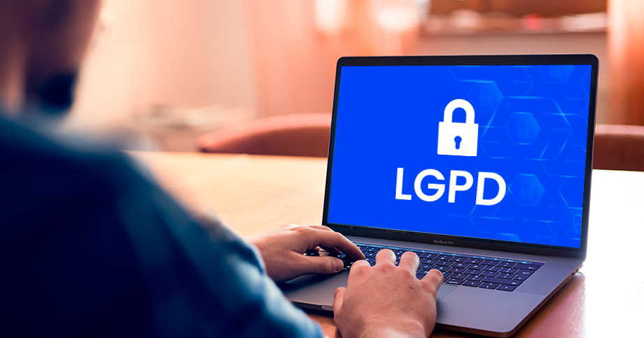 Pessoa digitando em laptop cuja tela mostra a sigla LGPD, Lei Geral de Proteção de Dados