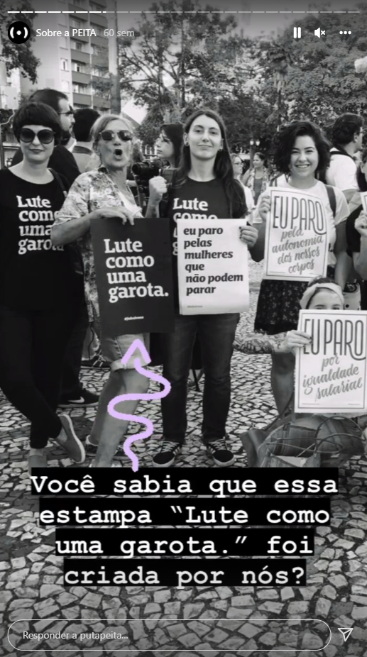 Captura de tela de um Insta Story da Peita. A foto, em preto e branco, traz cinco mulheres com cartazes que contêm mensagens feministas.