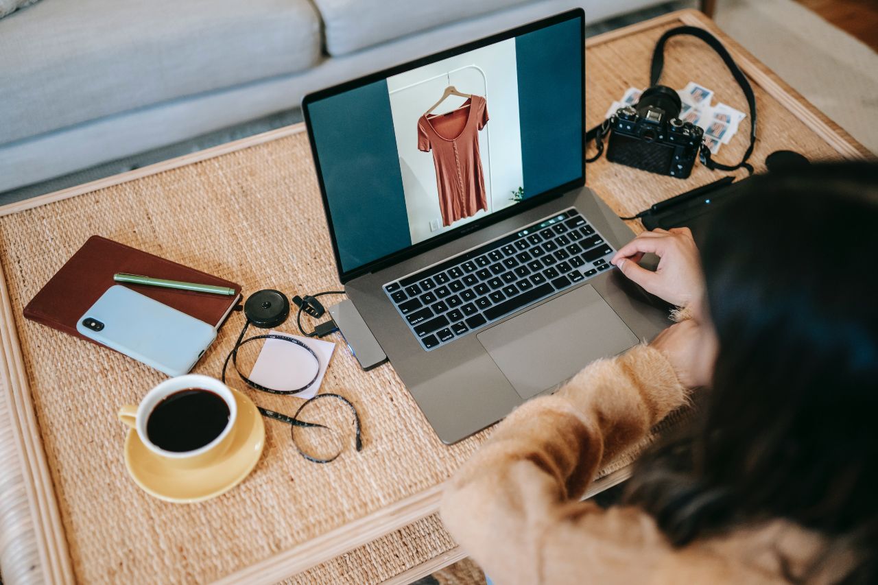 Mulher editando foto de uma blusa no computador