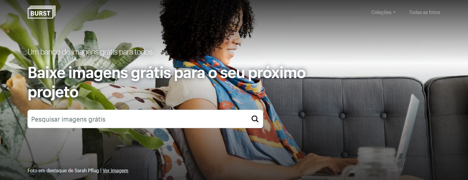 Mulher sentada trabalhando com o laptop no colo