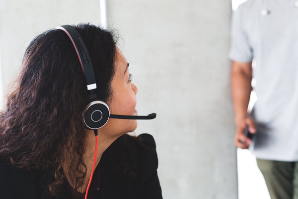 Mulher em call center com headset