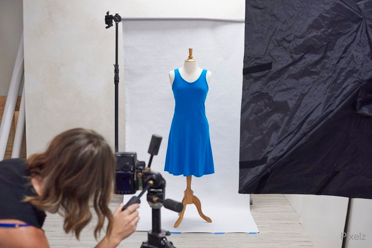 Como tirar fotos de roupas para vender: posicione sua câmera em um tripé para garantir fotos estáveis e consistentes, com aparência profissional!
