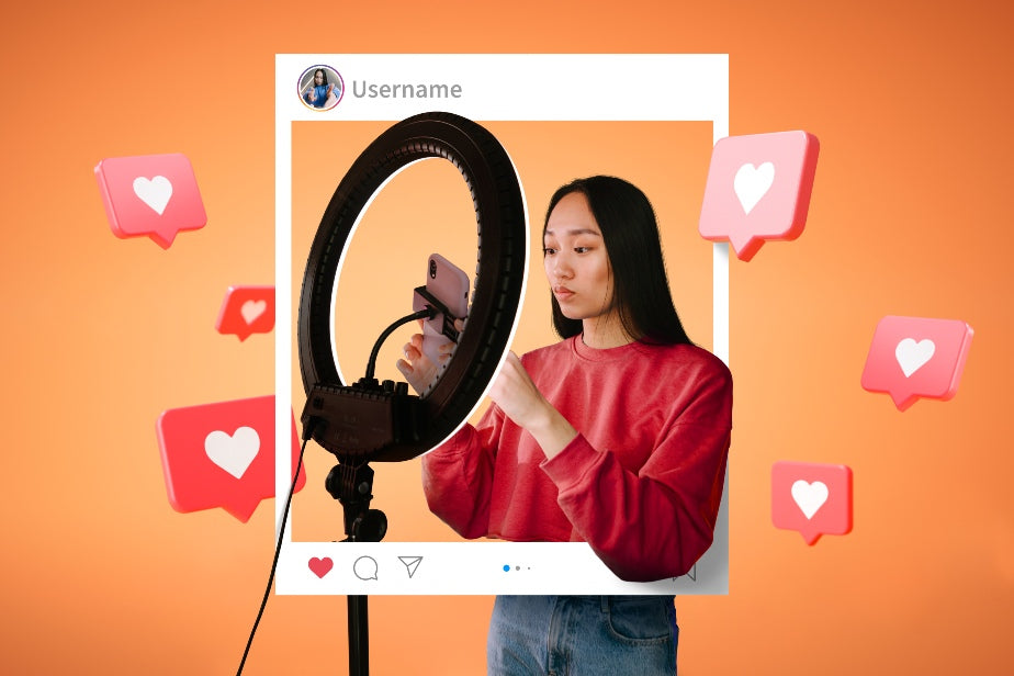 Digital influencer segura celular em frente a um ring light, dentro de uma moldura em formato de post do Instagram