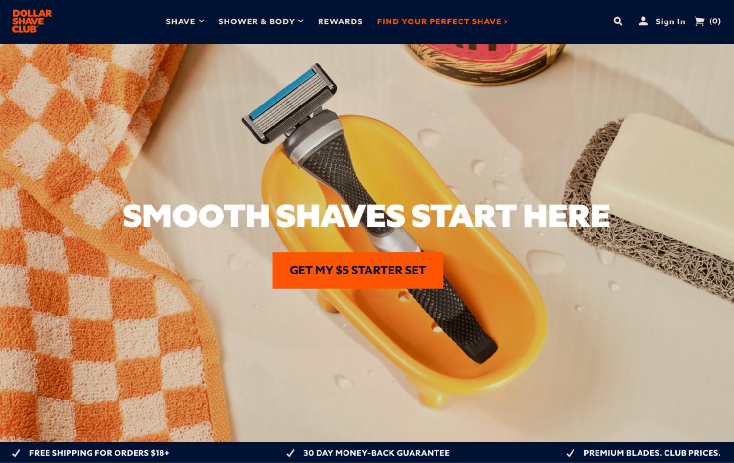 imagem em destaque no site da Dollar Shave Club de uma pia de banheiro, com toalha, um barbeador da marca e um sabonete sobre essa pia.