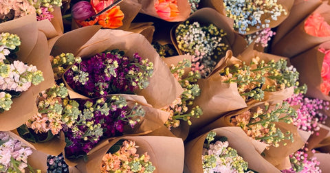 Buquês de flores de tipos e cores variadas