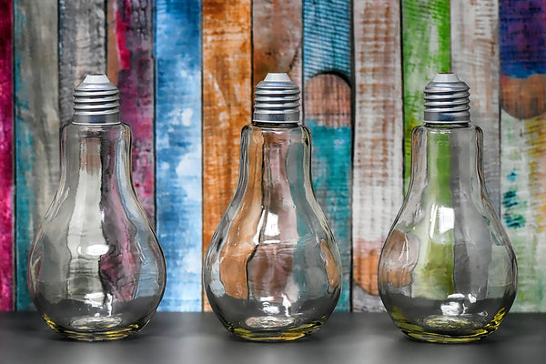 Três lampadas em um fundo colorido