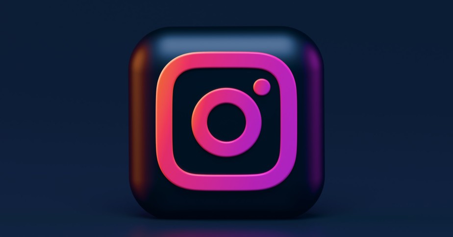 Logo do Instagram em 3D no fundo azul escuro