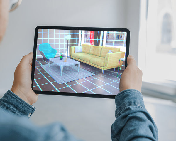 homem experimentando móveis em sua casa em ambiente virtual