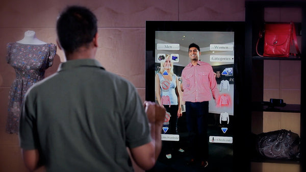 homem experimentando camisa em provador virtual
