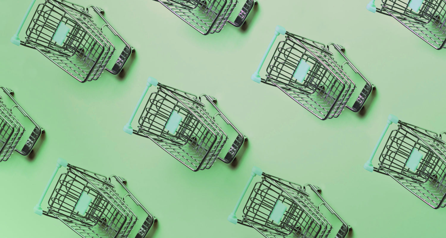 Padrão de carrinhos de compras em fundo verde - Fonte: Burst