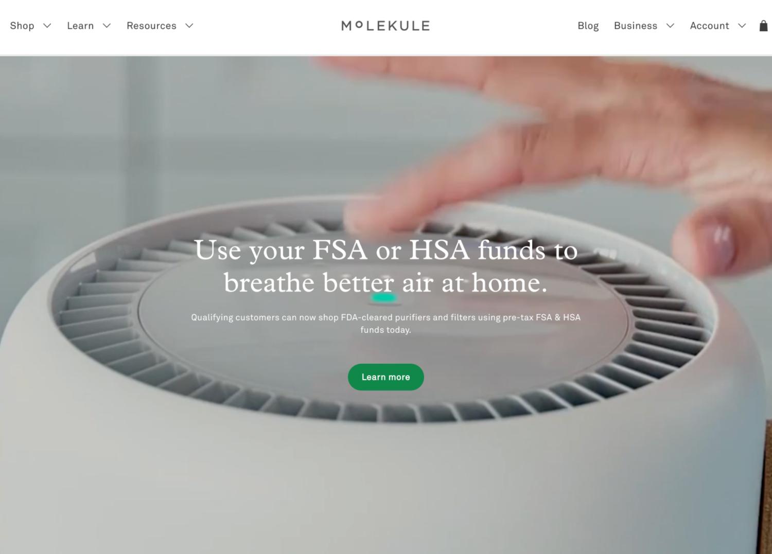 Purificador de ar Molekule com uma mão acima, promovendo o uso de fundos FSA/HSA para compra.
