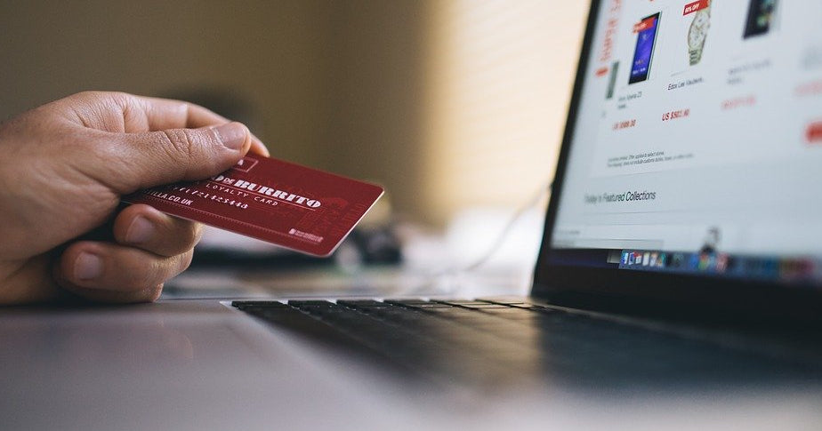 Pessoa comprando na internet parcelado com cartão de crédito