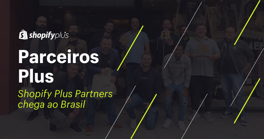 Imagem com o logo do Shopify Plus onde se lê: "Parceiros Plus: Shopify Plus Partners chega ao Brasil!". Ao fundo, por trás de um filtro escuro, há uma foto dos representantes da Shopify Brasil e dos parceiros com o troféu Plus Partner, um troféu dourado com formato de sacola de compras e com o "s" de Shopify, o logo da marca.