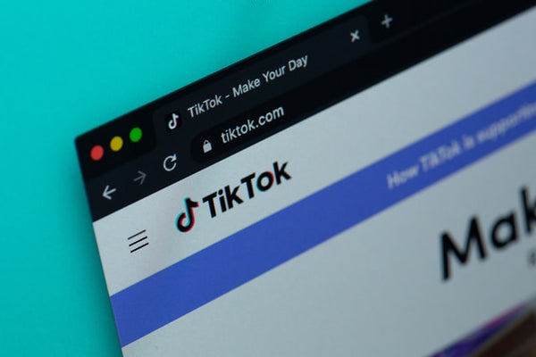 Foto de tráfego pago mostra o site do TikTok aberto no navegador de um computador, onde é possível ver a página inicial do TikTok.