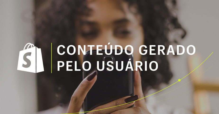 Foto de capa do artigo UGC: o que é mostra uma pessoa segurando um smartphone, olhando em direção à câmera. Sobre a imagem, há os dizeres conteúdo gerado pelo usuário.