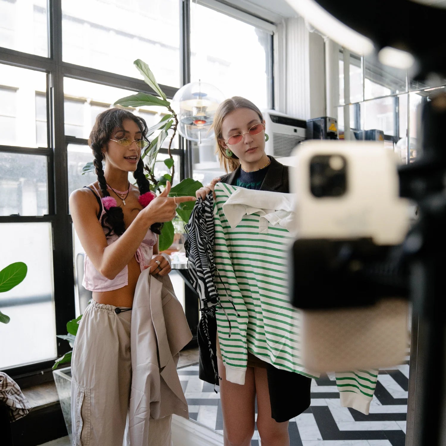 Garotas jovens gravando vídeo sobre roupas.